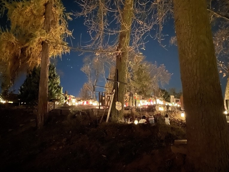 Moment zadumy i refleksji. Niezwykły klimat na konińskich cmentarzach