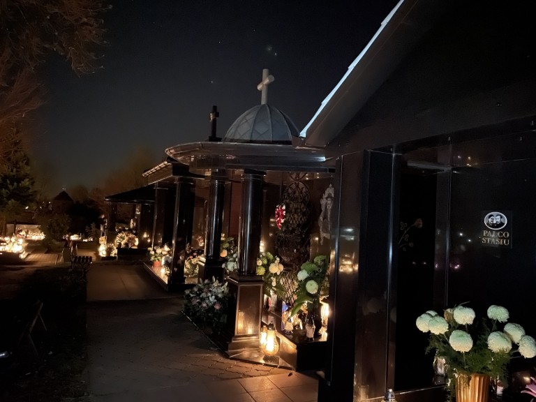 Moment zadumy i refleksji. Niezwykły klimat na konińskich cmentarzach