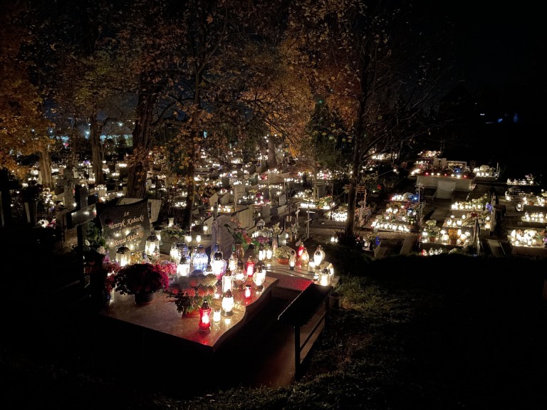 Moment zadumy i refleksji. Niezwykły klimat na konińskich cmentarzach