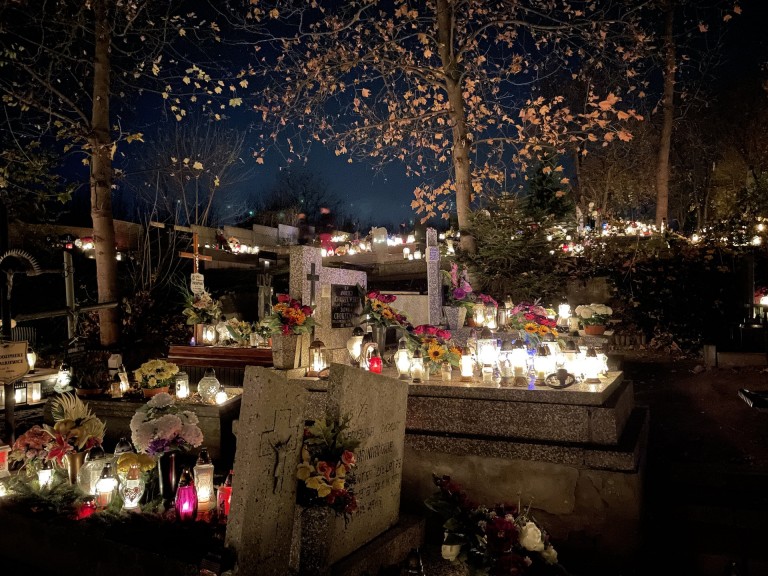 Moment zadumy i refleksji. Niezwykły klimat na konińskich cmentarzach