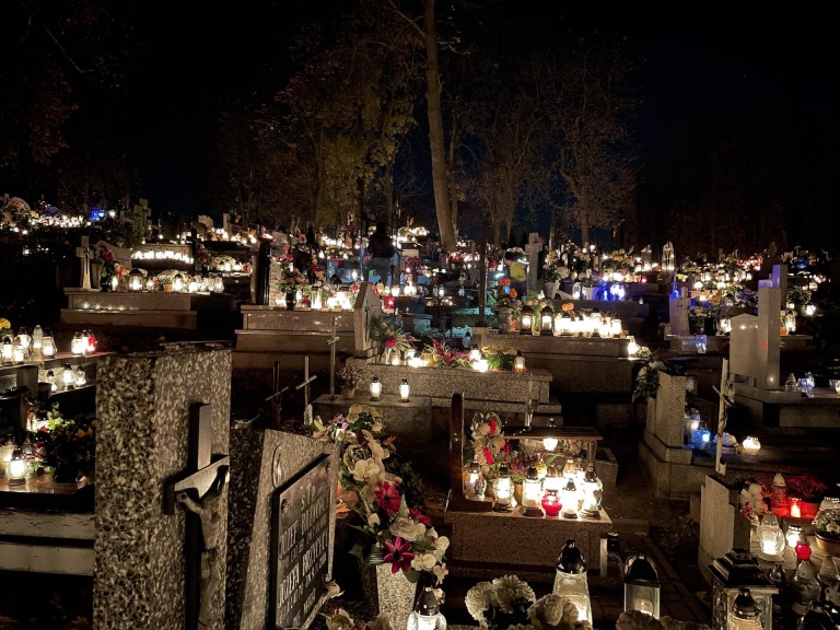 Moment zadumy i refleksji. Niezwykły klimat na konińskich cmentarzach