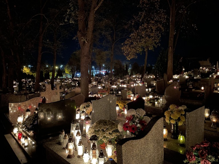 Moment zadumy i refleksji. Niezwykły klimat na konińskich cmentarzach