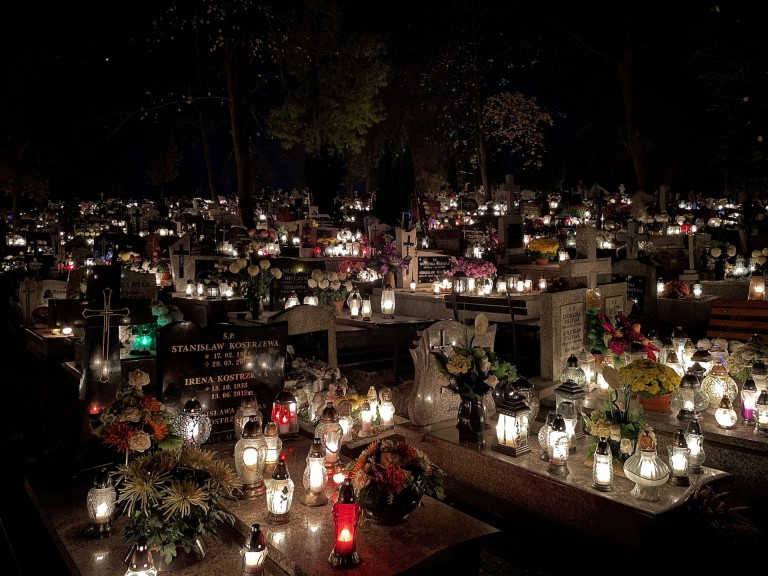 Moment zadumy i refleksji. Niezwykły klimat na konińskich cmentarzach