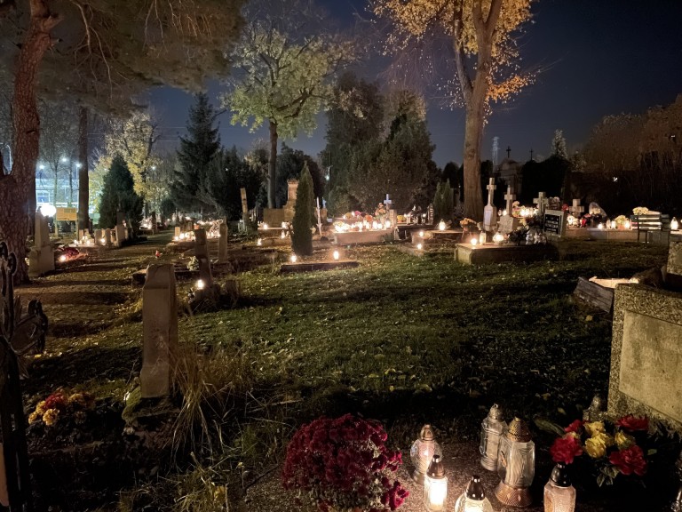 Moment zadumy i refleksji. Niezwykły klimat na konińskich cmentarzach