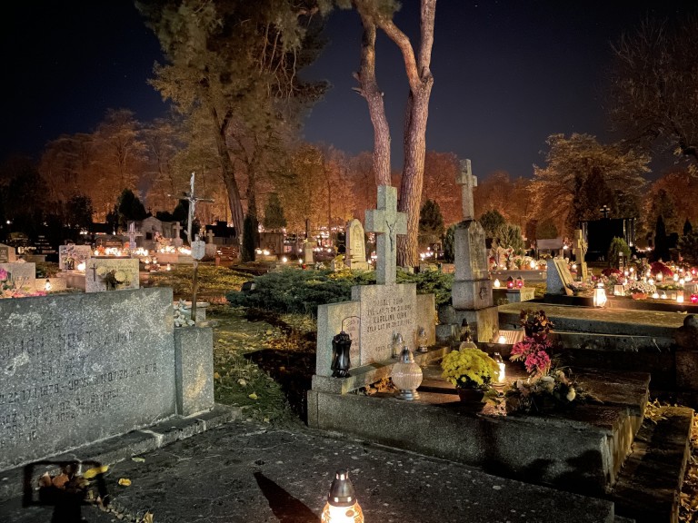 Moment zadumy i refleksji. Niezwykły klimat na konińskich cmentarzach