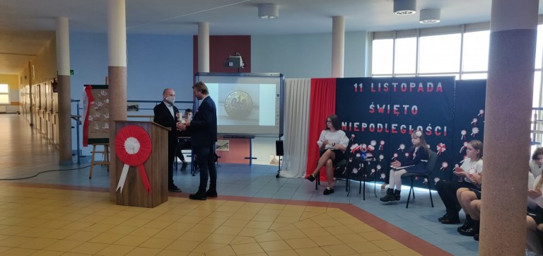Przedwojenna pieczęć wróciła do szkoły w Gosławicach po ponad 80 latach