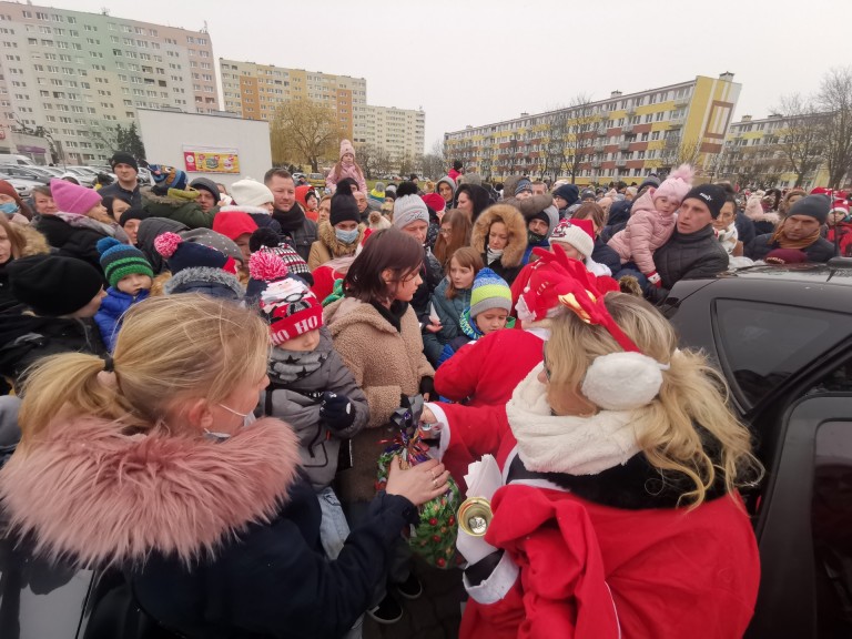 Mikołajkowa Grupa z Konina wprowadziła mieszkańców w świąteczny klimat