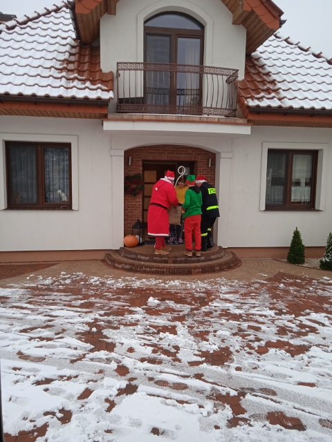 Święty Mikołaj rozwiózł prezenty mieszkańcom Kawnic