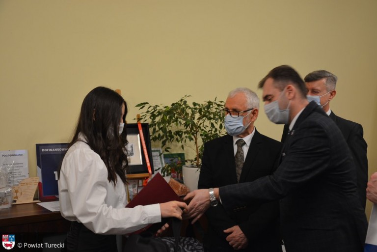 Sportowcy Judo Tuliszkow i Strikera Turek z nagrodami od starosty tureckiego