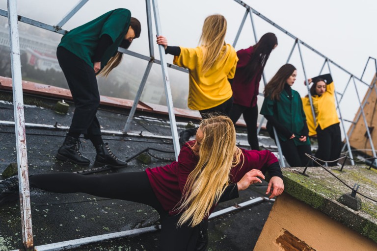 Koniński Teatr Tańca wystąpił na dachach swojego miasta