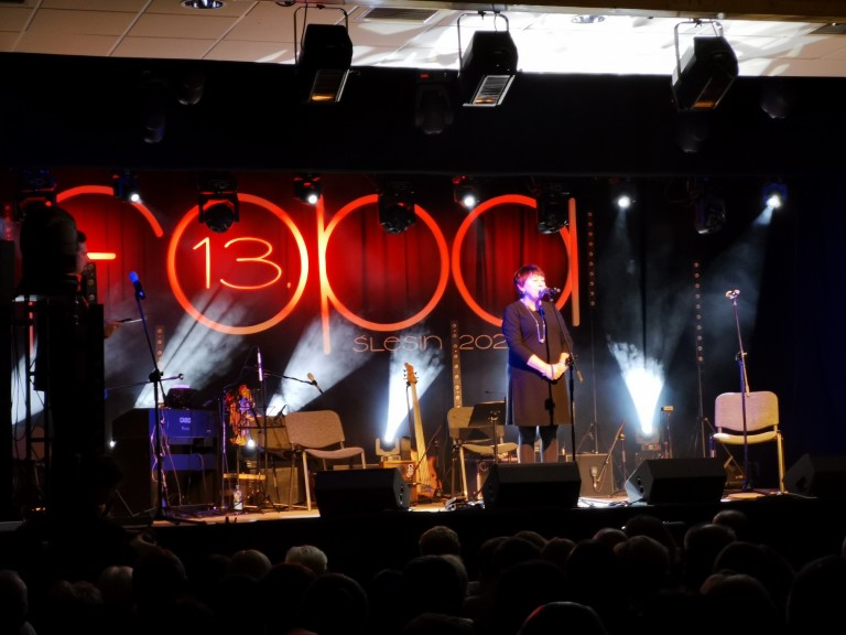 Ten przysłowiowy facet z gitarą wcale nie musi być nudny