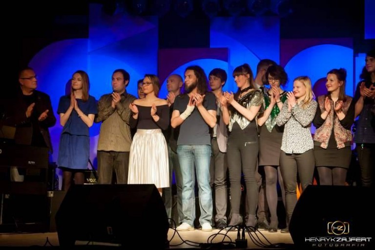 Ten przysłowiowy facet z gitarą wcale nie musi być nudny