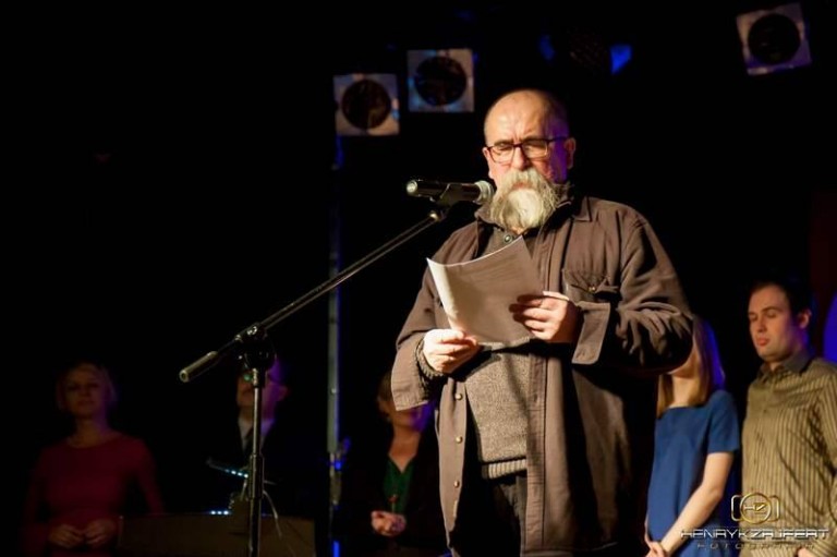 Ten przysłowiowy facet z gitarą wcale nie musi być nudny