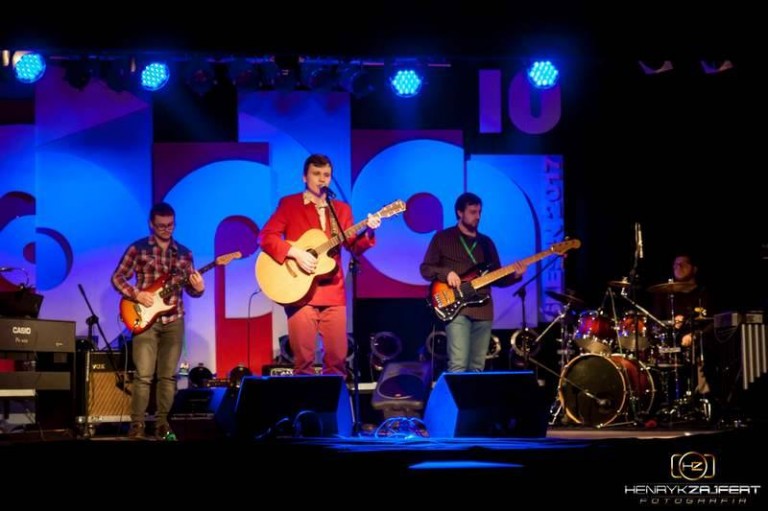 Ten przysłowiowy facet z gitarą wcale nie musi być nudny