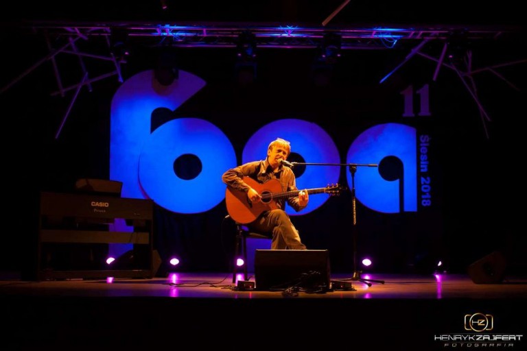 Ten przysłowiowy facet z gitarą wcale nie musi być nudny