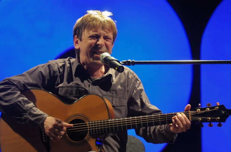 Ten przysłowiowy facet z gitarą wcale nie musi być nudny