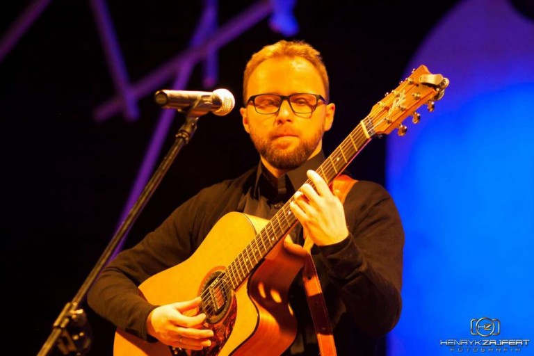 Ten przysłowiowy facet z gitarą wcale nie musi być nudny