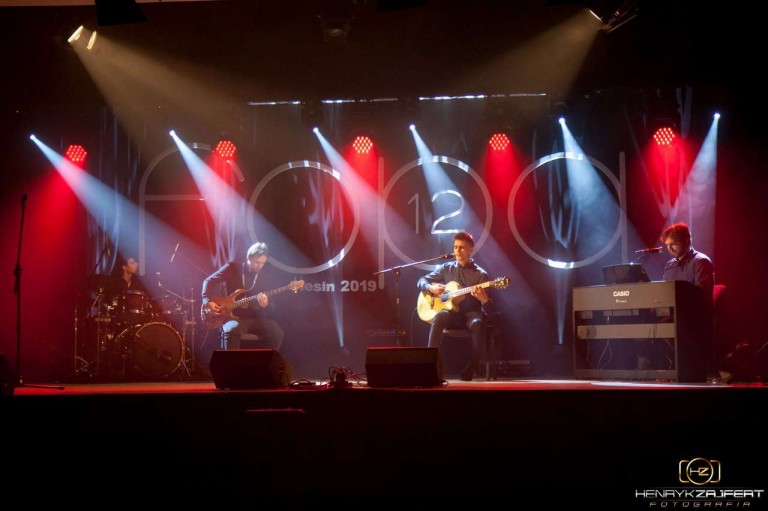 Ten przysłowiowy facet z gitarą wcale nie musi być nudny