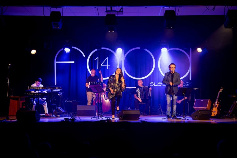 Ten przysłowiowy facet z gitarą wcale nie musi być nudny