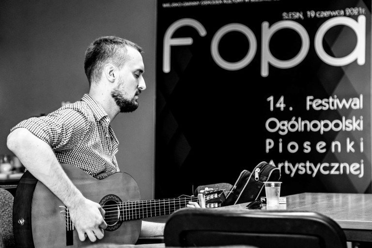 Ten przysłowiowy facet z gitarą wcale nie musi być nudny