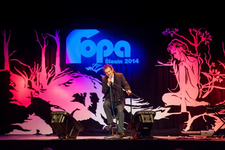 Ten przysłowiowy facet z gitarą wcale nie musi być nudny