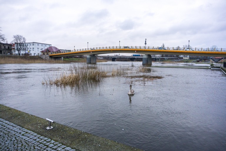 Podnosi się poziom rzek. Ostrzeżenia na wschodzie, w Sławsku nie działa prom