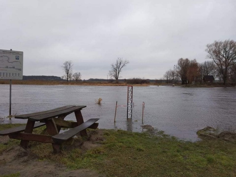 Podnosi się poziom rzek. Ostrzeżenia na wschodzie, w Sławsku nie działa prom