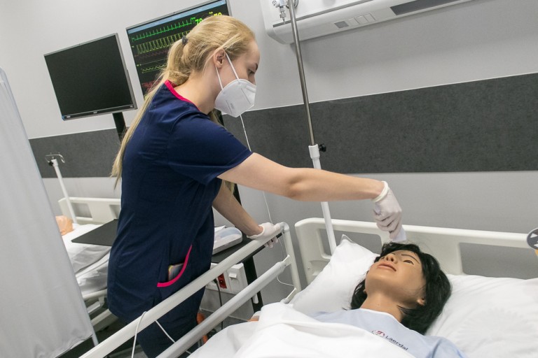 W nowych salach przyszłe pielęgniarki przygotują się na każdy scenariusz