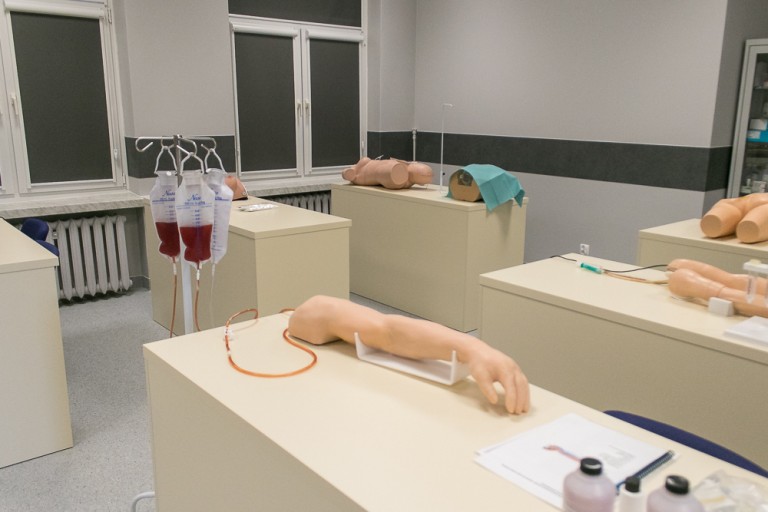 W nowych salach przyszłe pielęgniarki przygotują się na każdy scenariusz