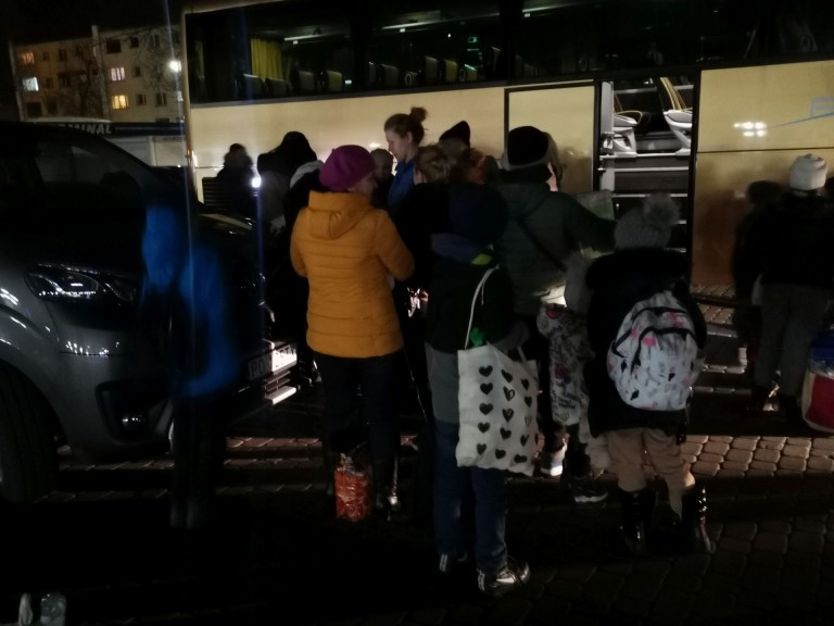 Zawieźli na granicę dary, przyjechali z uchodźcami z Ukrainy