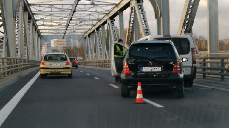 Stłuczka na moście żelaznym. Uwaga korek!