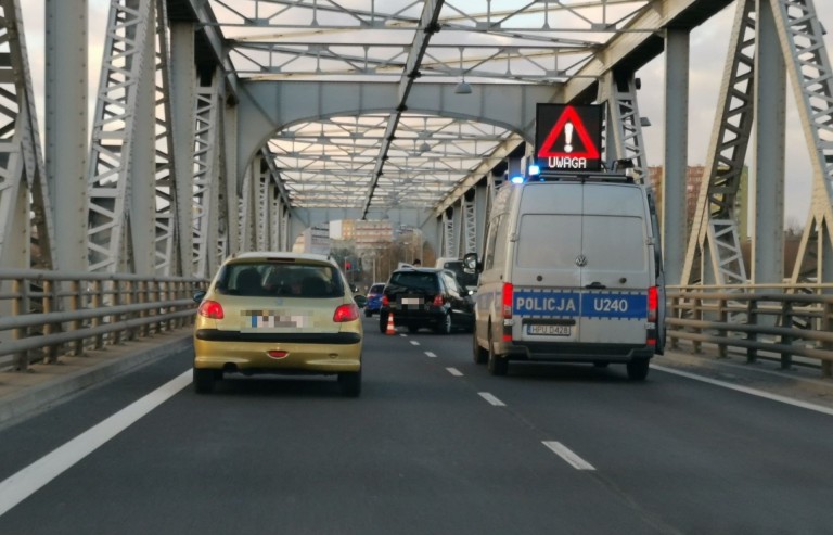 Stłuczka na moście żelaznym. Uwaga korek!