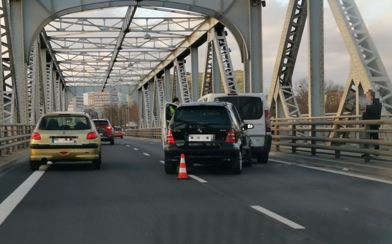 Stłuczka na moście żelaznym. Uwaga korek!