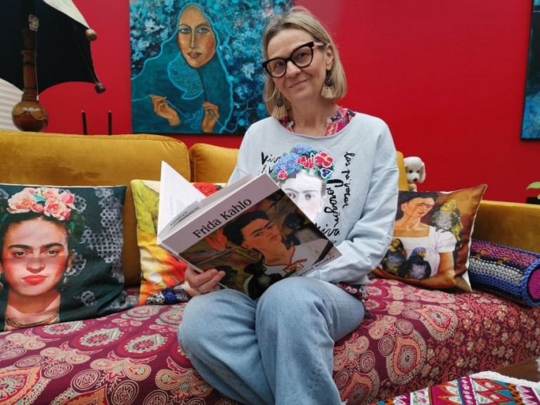 Z miłości do Fridy powstał salonik. Krysia Ruminkiewicz w swoim świecie