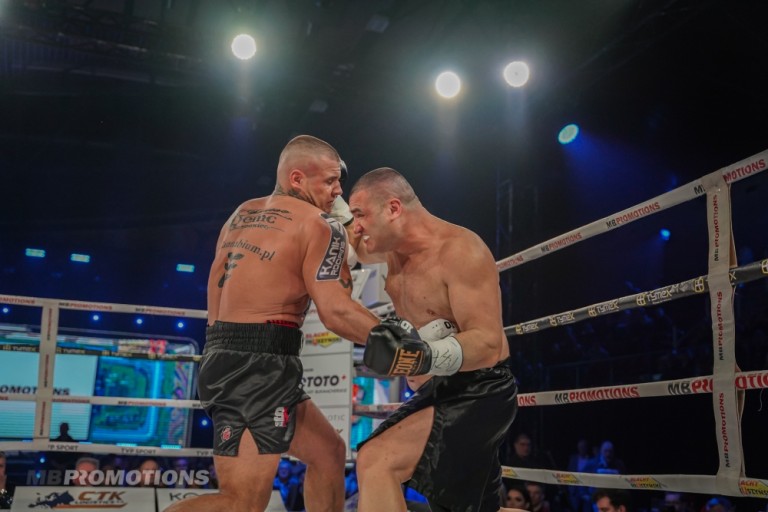 To był wieczór nokautów. Niestety na deski padł również Patryk Szymański