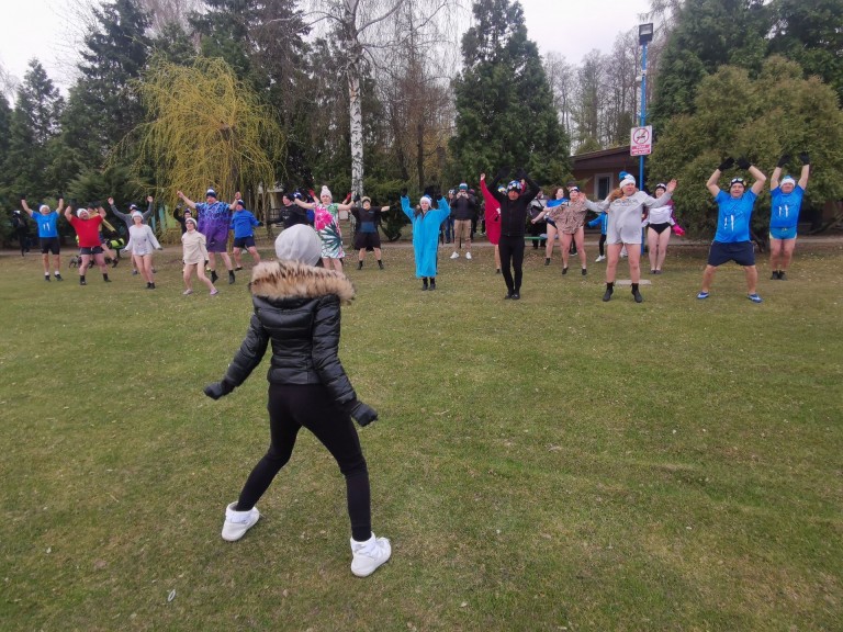 Konińskie morsy. Kąpiel w jeziorze na zakończenie sezonu