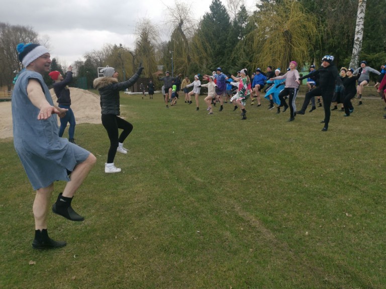 Konińskie morsy. Kąpiel w jeziorze na zakończenie sezonu