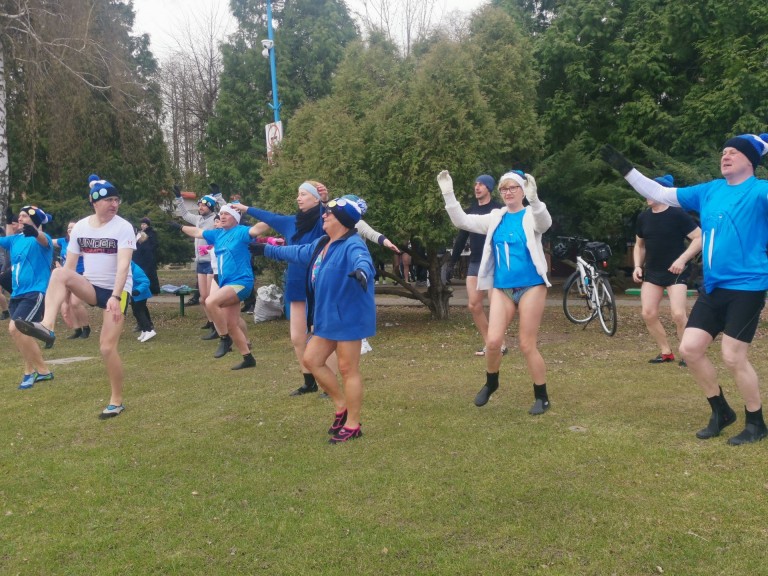 Konińskie morsy. Kąpiel w jeziorze na zakończenie sezonu