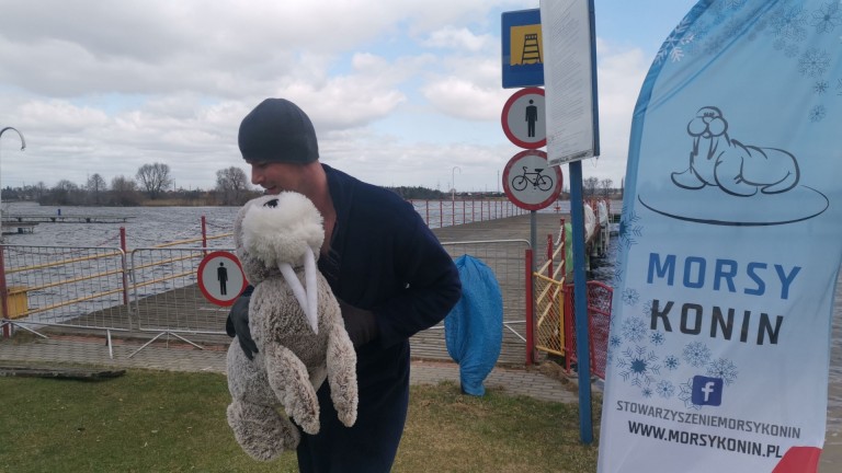 Konińskie morsy. Kąpiel w jeziorze na zakończenie sezonu