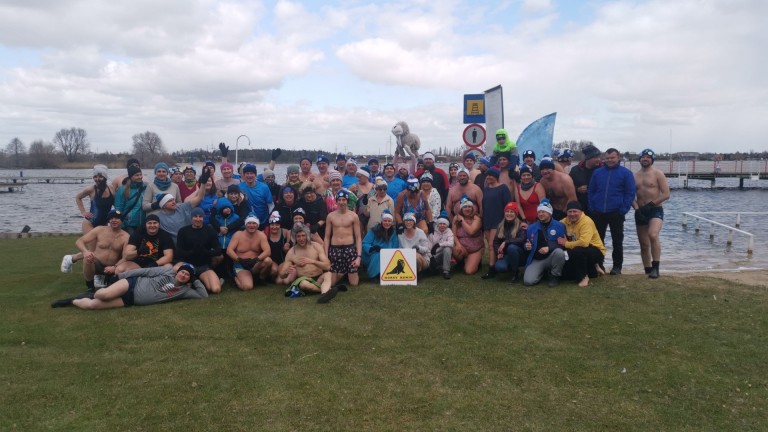 Konińskie morsy. Kąpiel w jeziorze na zakończenie sezonu