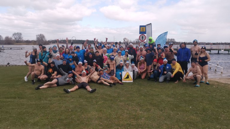 Konińskie morsy. Kąpiel w jeziorze na zakończenie sezonu