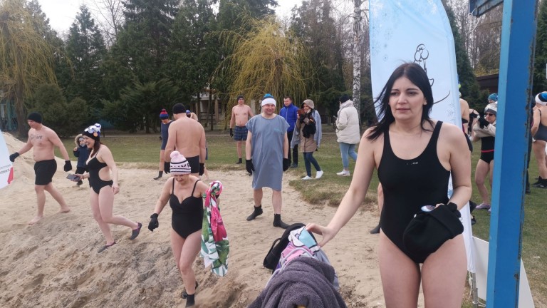 Konińskie morsy. Kąpiel w jeziorze na zakończenie sezonu