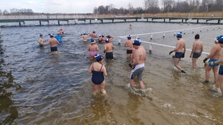 Konińskie morsy. Kąpiel w jeziorze na zakończenie sezonu
