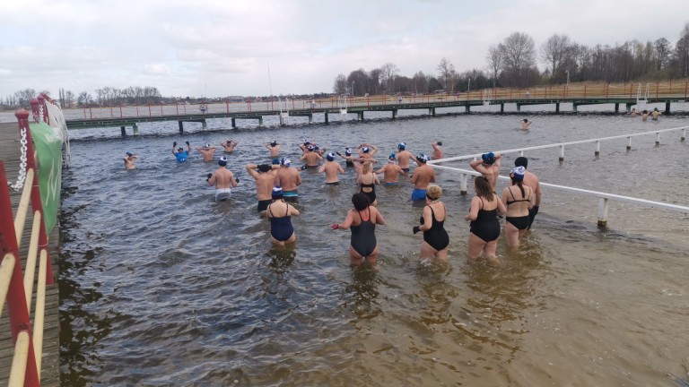 Konińskie morsy. Kąpiel w jeziorze na zakończenie sezonu