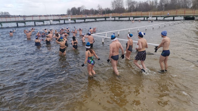 Konińskie morsy. Kąpiel w jeziorze na zakończenie sezonu