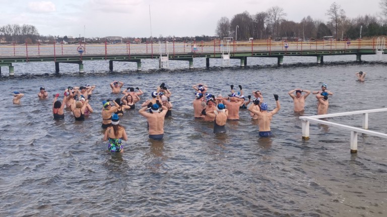 Konińskie morsy. Kąpiel w jeziorze na zakończenie sezonu