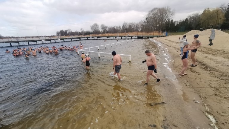 Konińskie morsy. Kąpiel w jeziorze na zakończenie sezonu