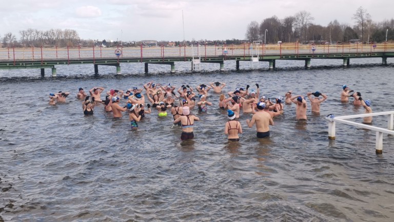 Konińskie morsy. Kąpiel w jeziorze na zakończenie sezonu