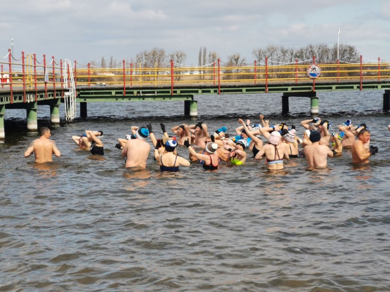 Konińskie morsy. Kąpiel w jeziorze na zakończenie sezonu