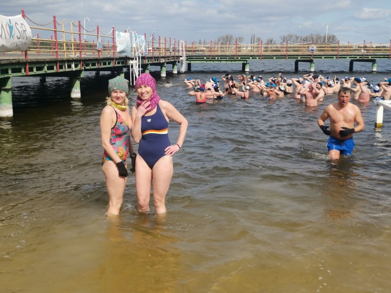 Konińskie morsy. Kąpiel w jeziorze na zakończenie sezonu